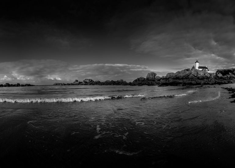 Le phare de Roscoff en Noir et Blanc - Antoine Beringer Photographe