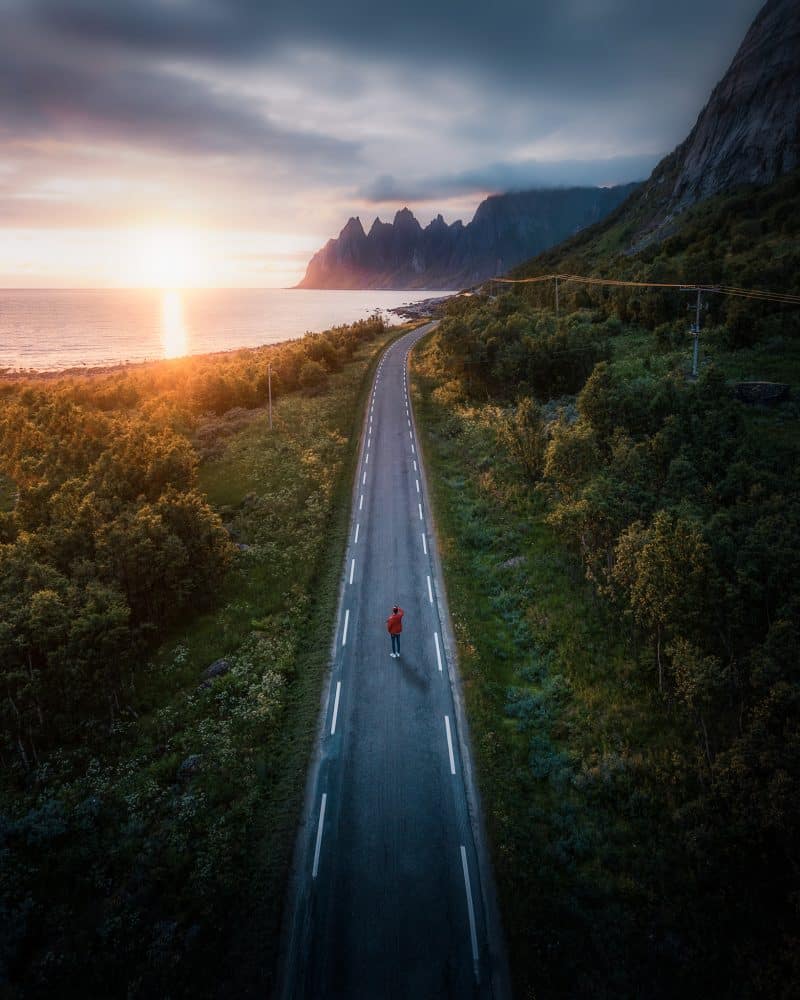 Edit Photoshop d'un superbe van avec en arrière-plan la fin d'un coucher de soleil