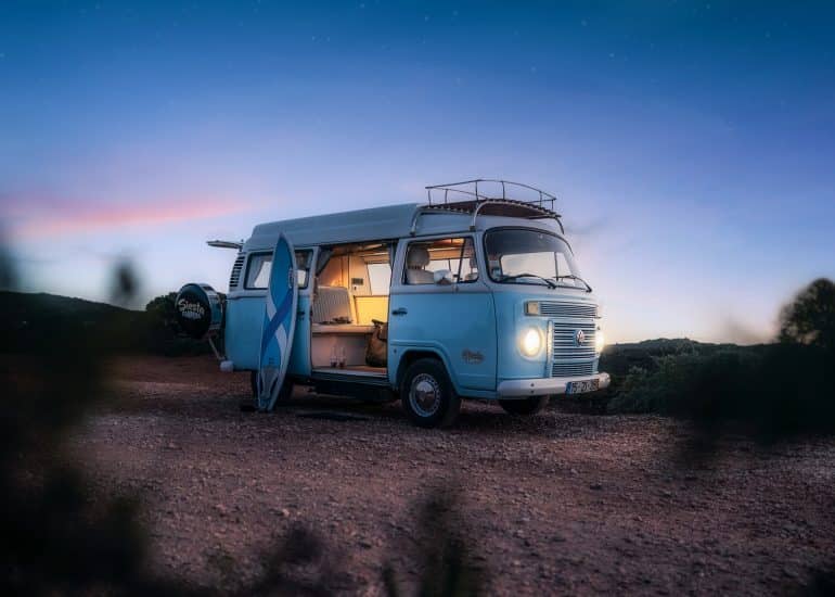 Edit Photoshop d'un superbe van avec en arrière-plan la fin d'un coucher de soleil