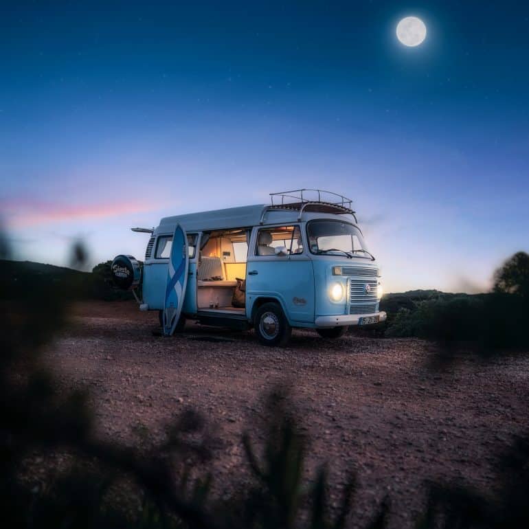 Edit Photoshop d'un superbe van avec en arrière-plan la fin d'un coucher de soleil