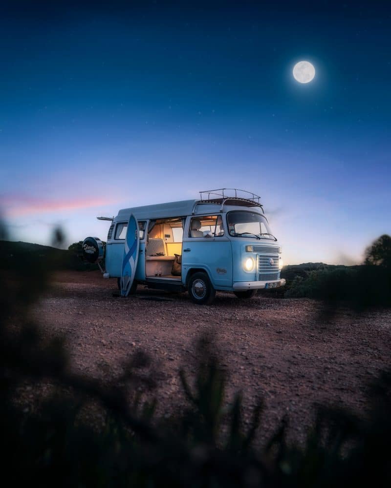 Edit Photoshop d'un superbe van avec en arrière-plan la fin d'un coucher de soleil